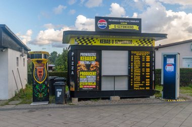 Biesiekierz, Polonya - 24 Ağustos 2025: Biesiekierz 'de Kebab u Szybkiego gıda tezgahı.
