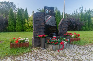 Biesiekierz, Polonya - 24 Ağustos 2025: Biesiekierz topraklarının zafer ve parlaklığına katkıda bulunanların anısına anıt.