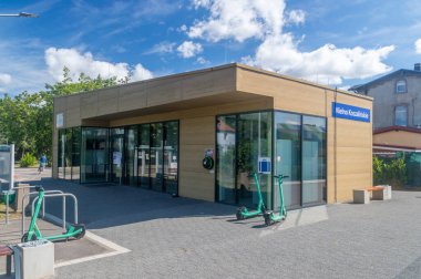 Mielno, Polonya - 24 Ağustos 2025: Mielno Koszalinskie tren istasyonu.