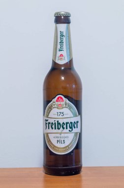 Pruszcz Gdanski, Polonya - 29 Ağustos 2025: Bir şişe Freiberger Herbfrisches birayı deviriyor.