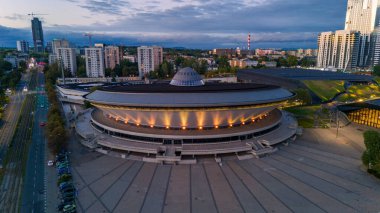 Katowice, Polonya - 6 Eylül 2025: Akşam saatlerinde Spodek spor ve eğlence salonu.