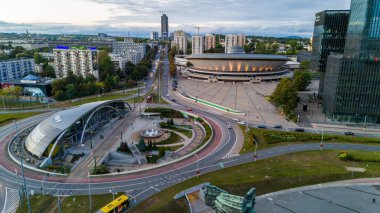 Katowice, Polonya - 6 Eylül 2025: Hava manzaralı Spodek spor ve eğlence salonu.