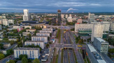 Katowice, Polonya - 6 Eylül 2025: KTW yüksek binaları ve Spodek ile merkez otoyolda hava manzarası.