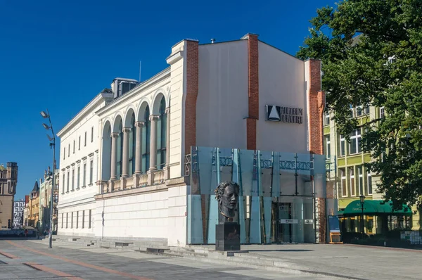 Wroclaw, Polonya - 21 Eylül 2025: Henryk Tomaszewski Tiyatro Müzesi ve Orpheus Heykel Başkanı.