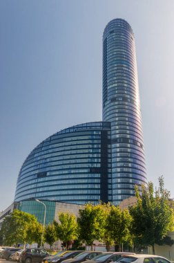 Wroclaw, Polonya - 21 Eylül 2025: Wroclaw 'daki Gökyüzü Kulesi gökdeleni. Polonya 'nın en yüksek binalarından birinde Gökyüzü Kulesi..