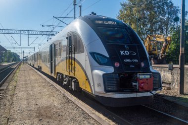 Katy Wroclawskie, Polonya - 21 Eylül 2025: Koleje Dolnoslaskie yolcu treni (Aşağı Silezya Demiryolları).