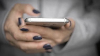 Cep telefonu kullanarak kadınlar