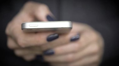 Cep telefonu kullanarak kadınlar