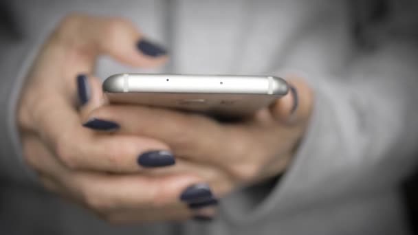 Жінки Використовують Свій Мобільний Телефон — стокове відео
