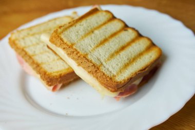 Beyaz tabak lezzetli jambon ve peynirli tost