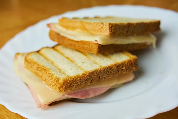 Toast Jambon Fromage Savoureux Sur Assiette Blanche — Photo