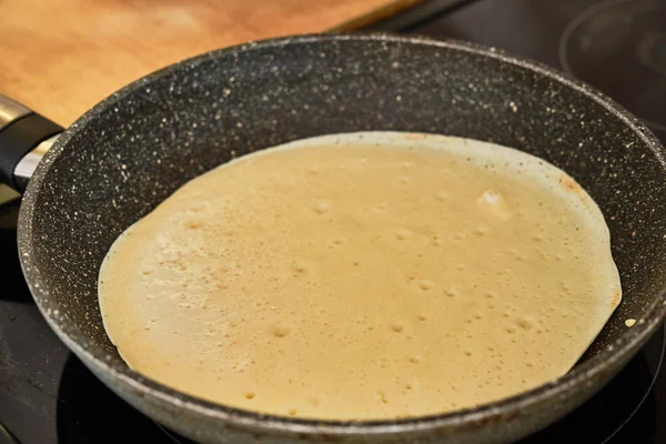 Menyiapkan Pancake Memasak Atas Panci Penggorengan Panas — Stok Foto