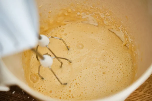 Voorbereiding Van Pannenkoeken Deeg Mengen Met Mixer Houten Tafel — Stockfoto