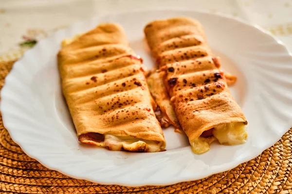 Pancake Panggang Dengan Keju Ham Dan Saus Tomat Piring Wihite — Stok Foto