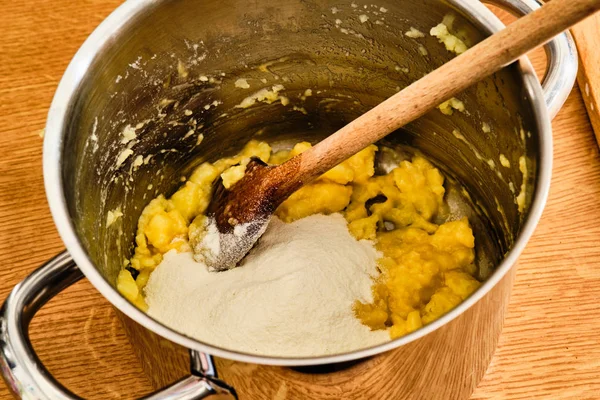 Voorbereiding Van Aardappel Deeg Aardappelpuree Met Meel Pot — Stockfoto