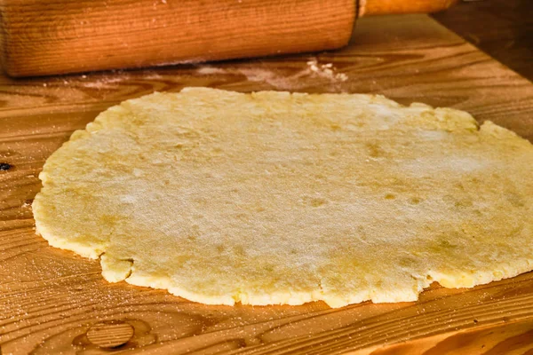 Aardappel Deeg Voorbereiden Plat Gebak Houten Bord — Stockfoto