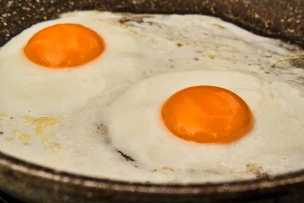 在煎锅上煮两个煎蛋 — 图库照片