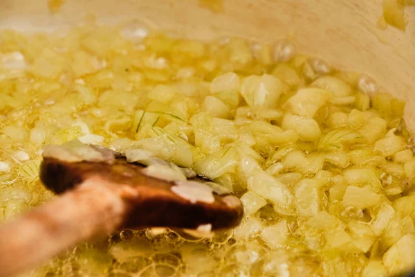 Cozinhar cebola em panela — Fotografia de Stock