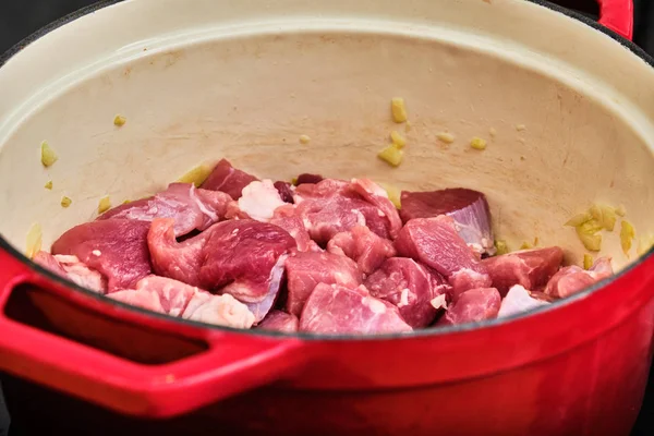 Cozinhar carne e cebola — Fotografia de Stock