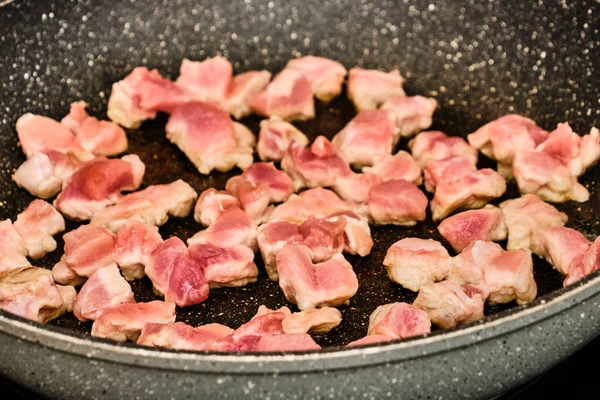 Carne de cerdo en sartén —  Fotos de Stock