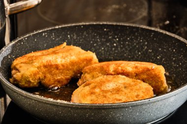 Pişirme içindeki şinitzel doldurulmuş 