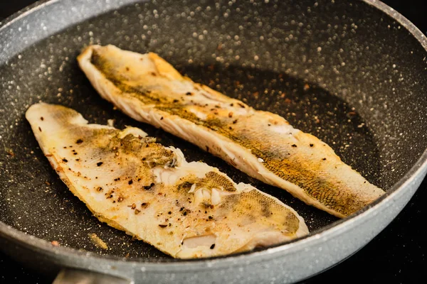 Matlagning zander på stekpanna — Stockfoto