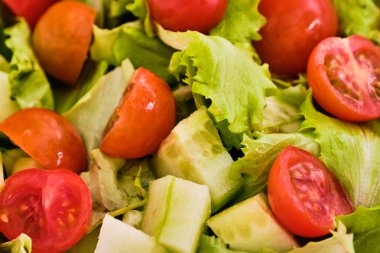 Kiraz domates ve salatalık salatası