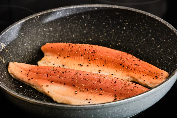 Cocinar pescado de trucha en sartén —  Fotos de Stock