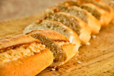 Kesme tahtasında kes baquette