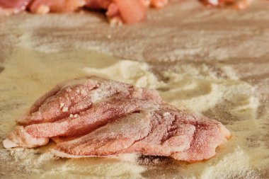 Tavuk eti şnitzel hazırlanması