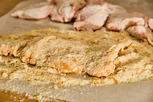 Preparación de schnitzel de carne de pollo —  Fotos de Stock