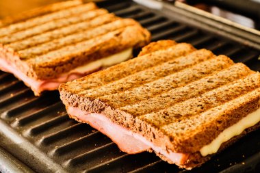 Izgara jambon ve peynir ile tost hazırlanması