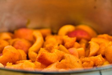 Tencerede kayısı meyvesi