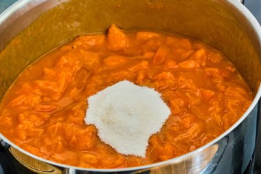 Jelşeker ile kayısı pişirme