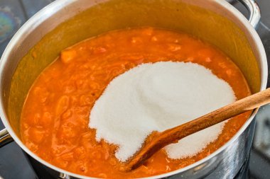 Şekerli kayısı pişirme