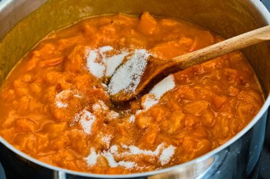 Beyaz pişirme kayısı içinde karıştırma jelleme şeker