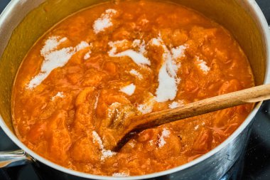 Beyaz pişirme kayısı şeker karıştırma