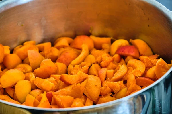 Fruta de damasco na panela de cozinhar — Fotografia de Stock