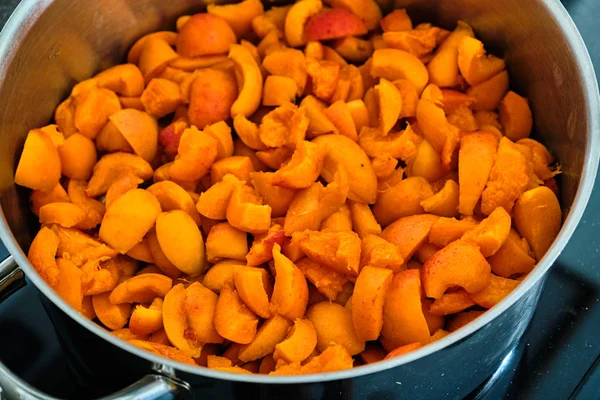 Fruta de damasco na panela de cozinhar — Fotografia de Stock