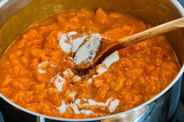 Beyaz pişirme kayısı içinde karıştırma jelleme şeker