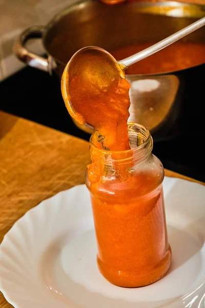 Nalijete meruňkové marmelády do skla — Stock fotografie