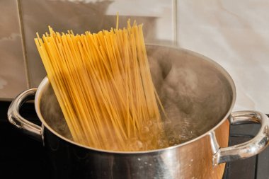 Pişirme tencerede spagetti