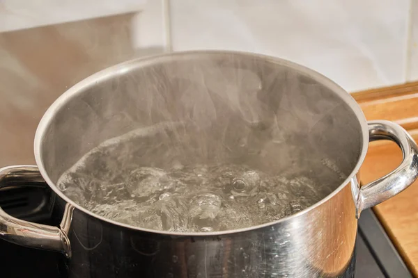 Água fervente em panela de cozinhar — Fotografia de Stock