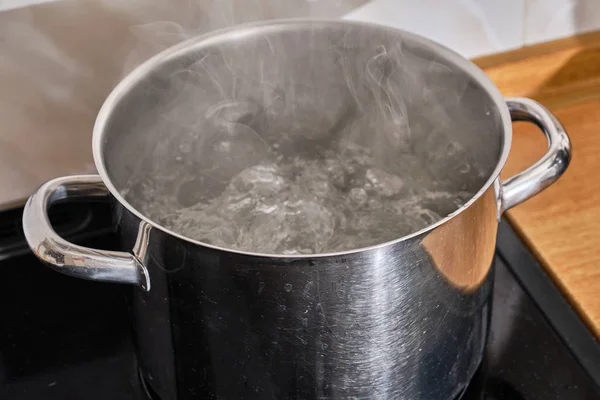 Kokande vatten i grytan — Stockfoto
