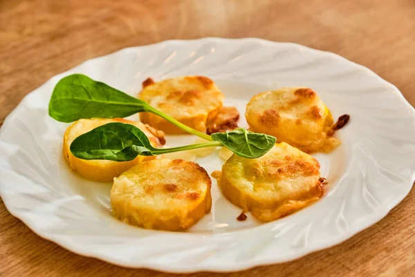 Zucchini kuning panggang dengan keju mozzarella dan parmesan — Stok Foto