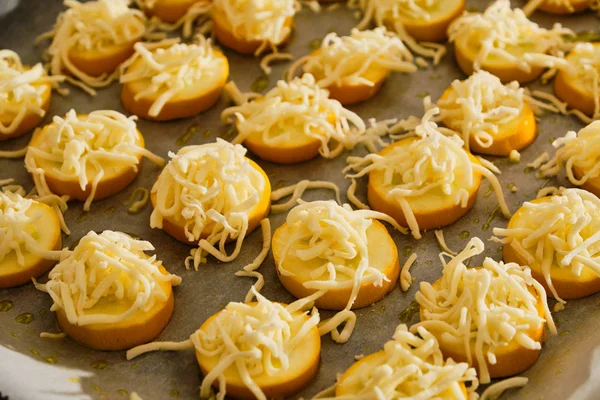 모짜렐라 치즈를 곁들인 노란 호박 — 스톡 사진