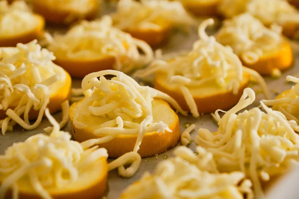 Zucchini kuning dengan keju mozzarella mentah — Stok Foto