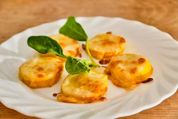 모짜렐라와 파마산 치즈를 곁들인 구운 노란 호박 — 스톡 사진