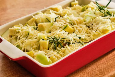 Kırmızı kasede Pattypan ve kabak