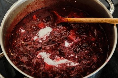 Pişirme erik reçeli